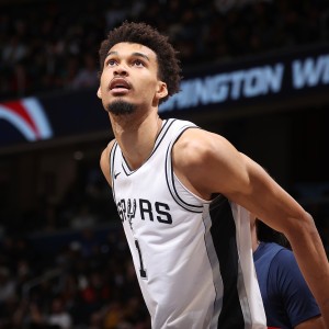 开云Kaiyun官网入口-前火箭状元建议马刺控制文班亚马上场时间 身体条件尚难适应漫长赛季